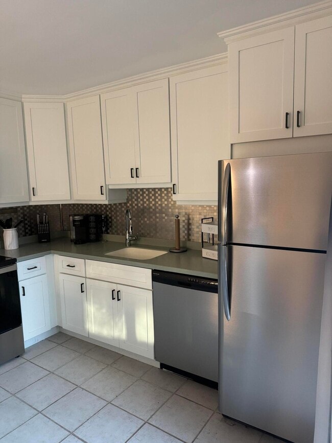 Building Photo - 6111 SE Riverboat Dr