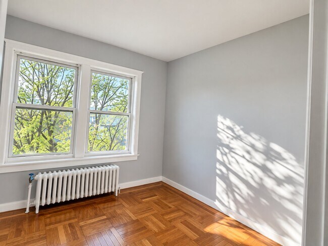 Building Photo - 515 W 7th St