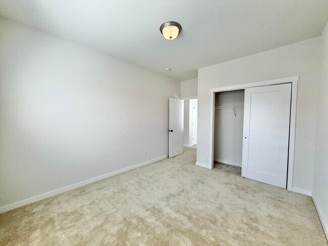 Building Photo - 6394 S Trailwoods Dr