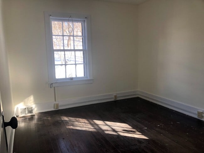 Building Photo - 3 BR Home Available Near Local Shopping