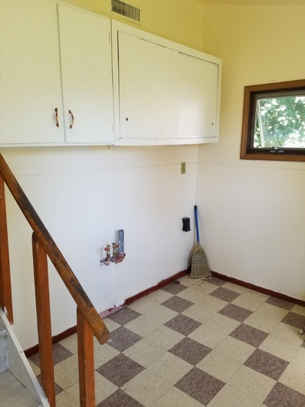 Building Photo - 208 4th Ave W