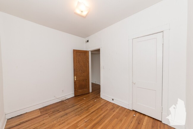 Building Photo - 3830 N Sheffield Ave