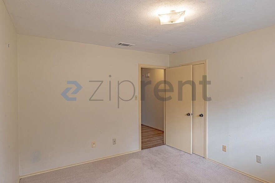 Building Photo - Unit