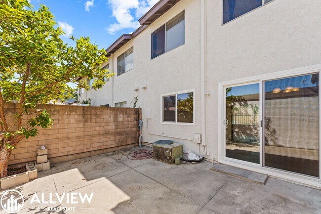 Building Photo - Charming 3-Bedroom, 1.5-Bath Townhouse in ...