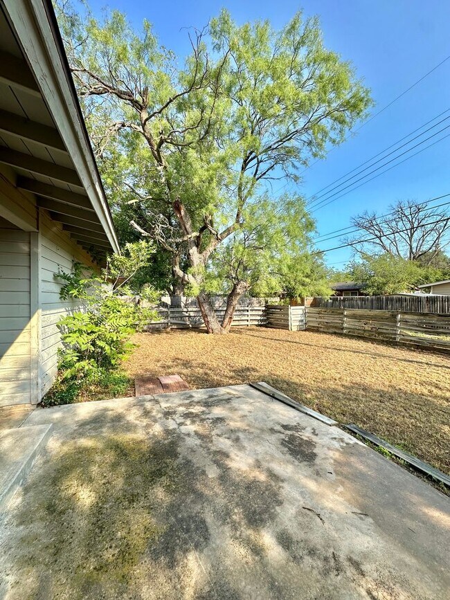 Building Photo - COMING AVAILABLE IN JULY - 3 Bedroom Home ...