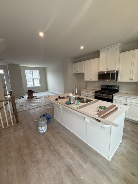 Building Photo - 102 Chase Ln