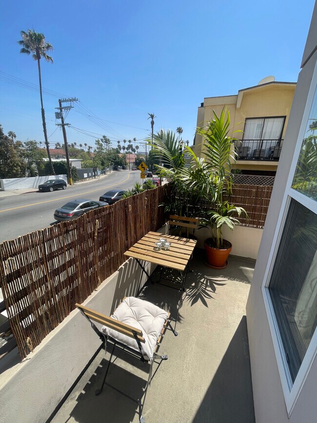 Building Photo - 1951 N Beachwood Dr