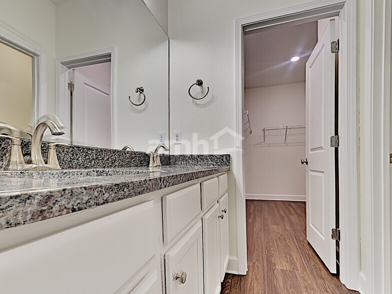 Building Photo - 3025 Creek Village Ln