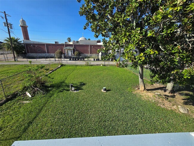 Building Photo - 914 Avenue K