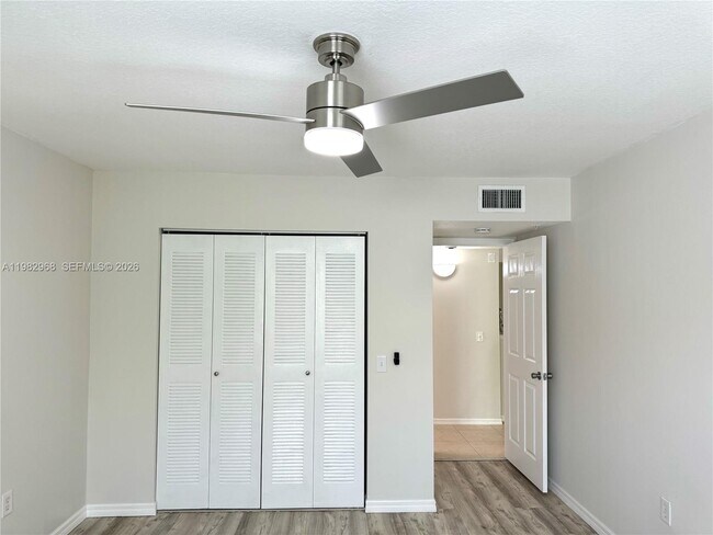 Building Photo - 1020 Villa Cir