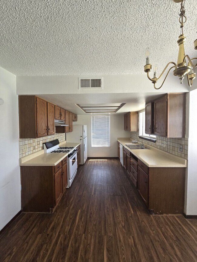 Building Photo - BEAUTIFUL EASTSIDE HOME