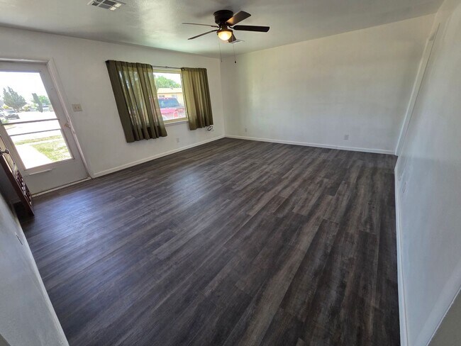 Building Photo - 3 or 4 Bedroom Home For Rent with New Refrigerated Air