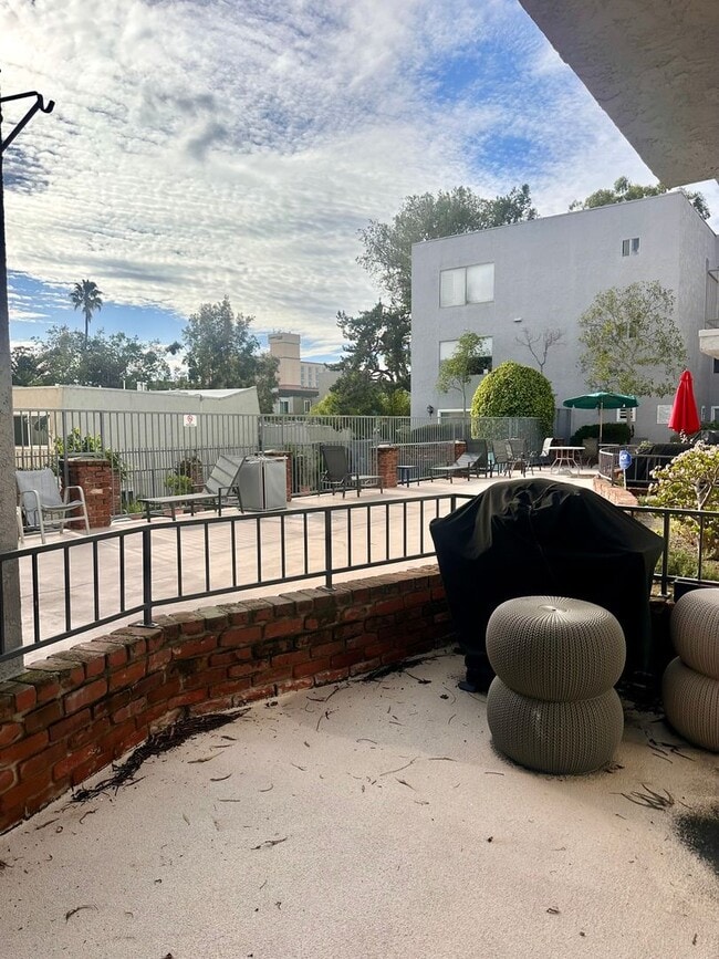 Building Photo - Pet Friendly Culver City 1BD Condo with Bonus Room, Fireplace, Patio and A/C!