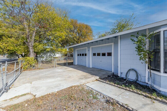 Building Photo - 875 Plainview Dr