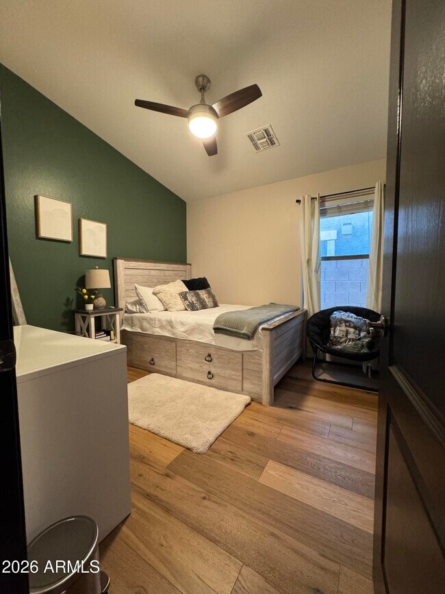 Building Photo - 734 E Kelsi Ave