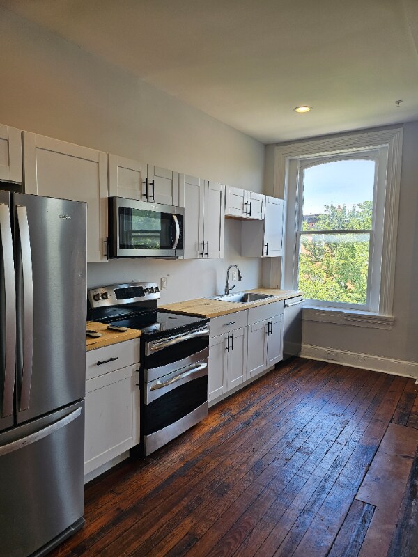 Building Photo - 2116 N Charles St