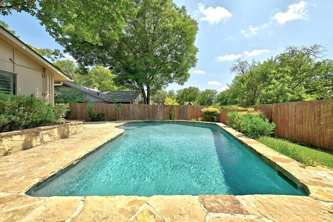 Building Photo - 6903 Moonmont Dr