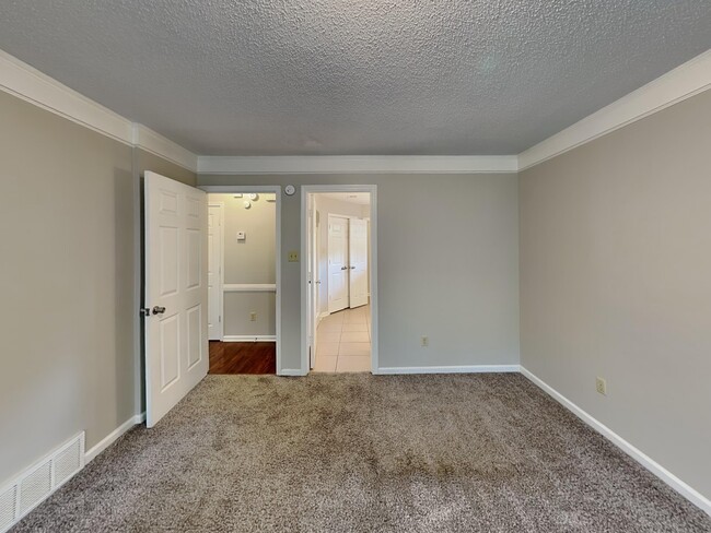 Building Photo - 5863 Pipers Green Ln
