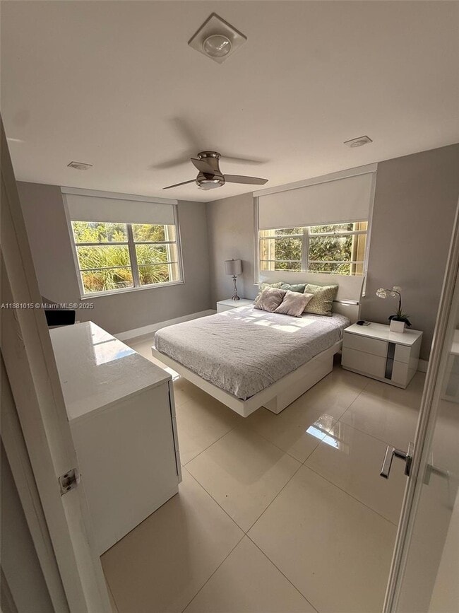 Building Photo - 9350 Fontainebleau Blvd