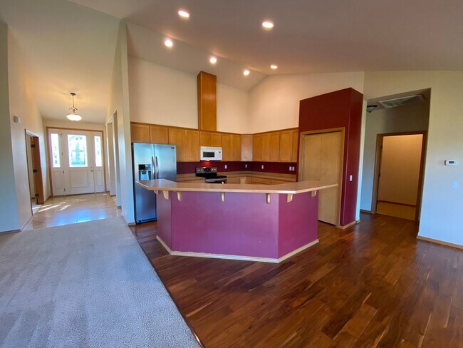 Building Photo - Large 3 Bed Home with Office, Fenced Yard,...