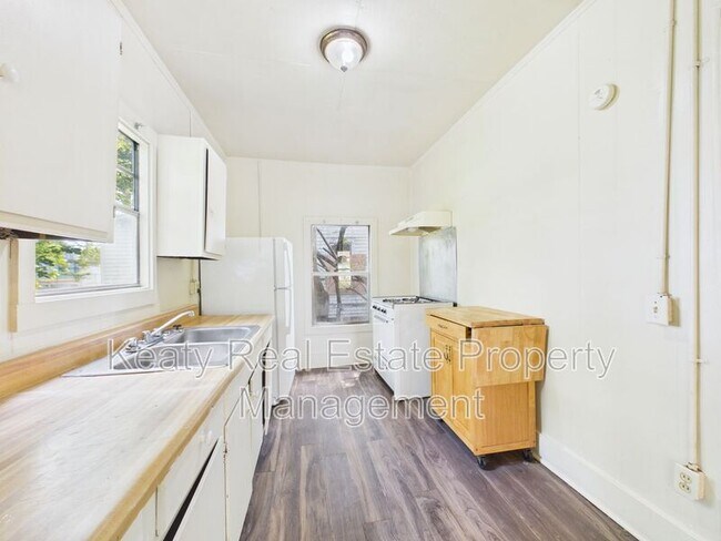 Building Photo - 119 Delories St