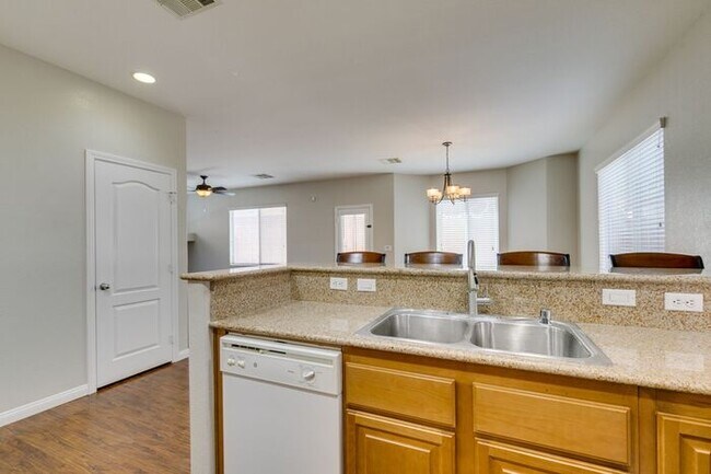 Building Photo - Beautiful 3 Bed / 3 Bath Home in Skyridge Community