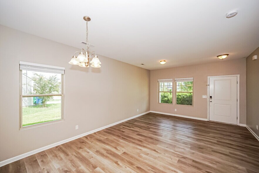 Building Photo - 3343 Saddlebrook Dr