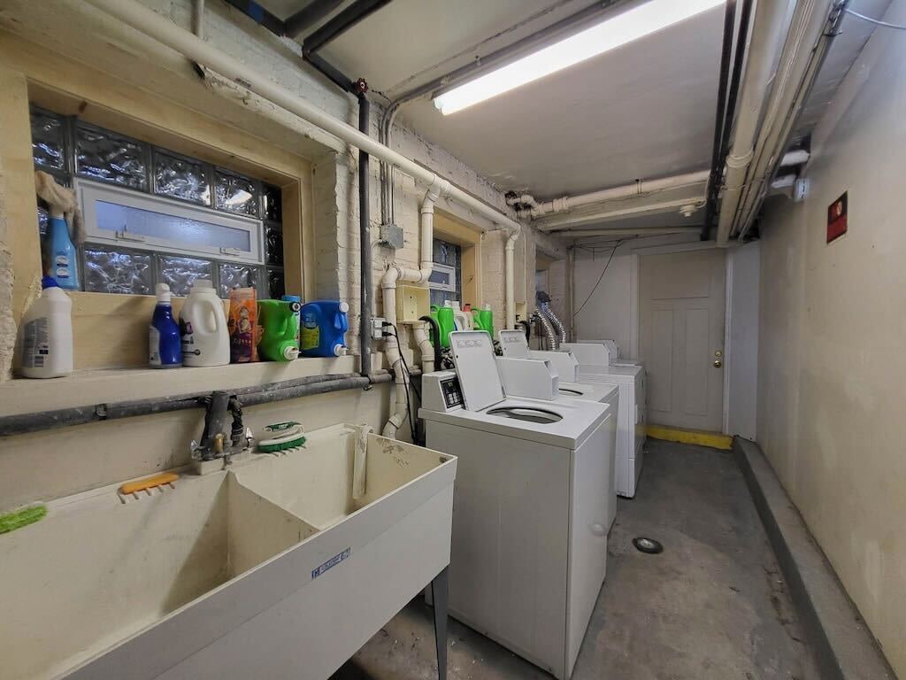 Building Photo - 6253 N Lakewood Ave