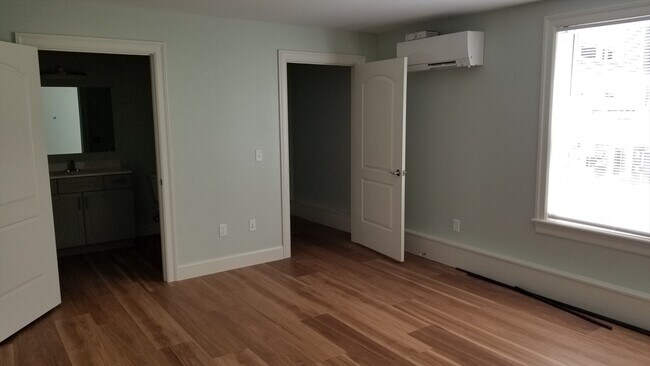 Building Photo - 462 Main St