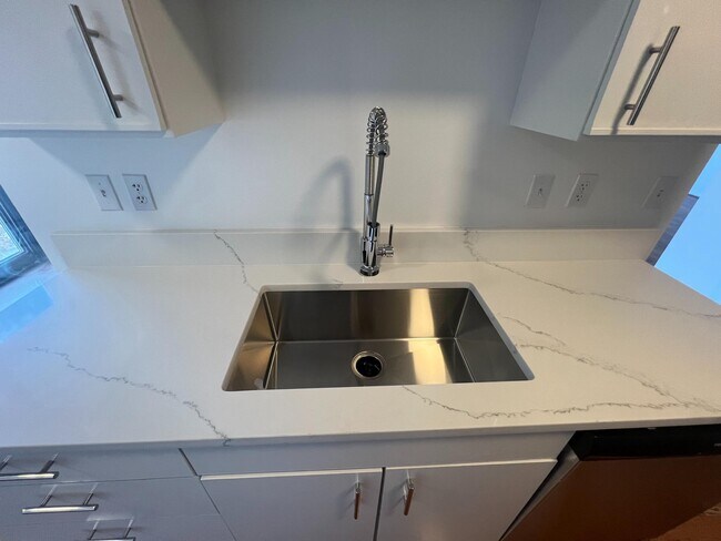 Building Photo - 1600 N Oak St