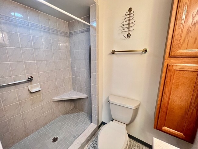 Building Photo - 3 bed 3 bath available!