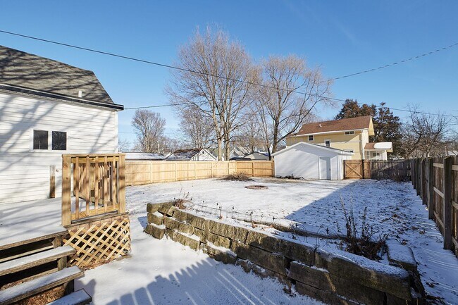 Building Photo - Lincoln