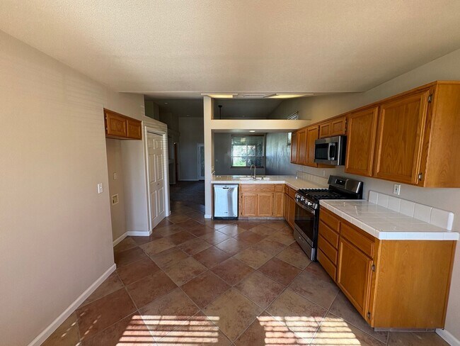Building Photo - SE Visalia Cul-de-sac Home Available Now!