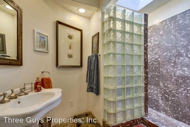 Building Photo - 3 br, 2 bath House - 4496 Berting St.