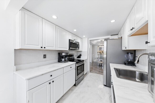 Building Photo - 3589 S Ocean Blvd