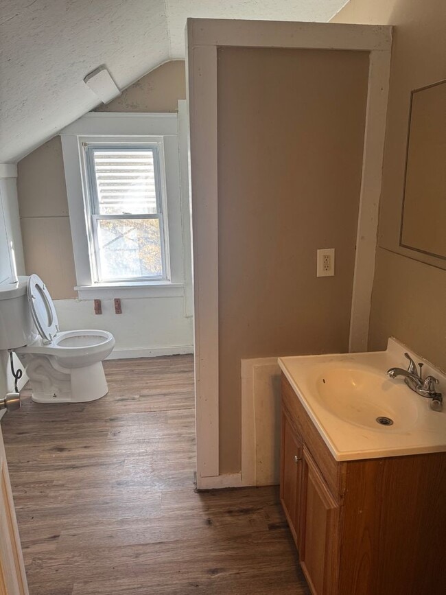 Building Photo - Charming 3-Bedroom Property in Prime Location