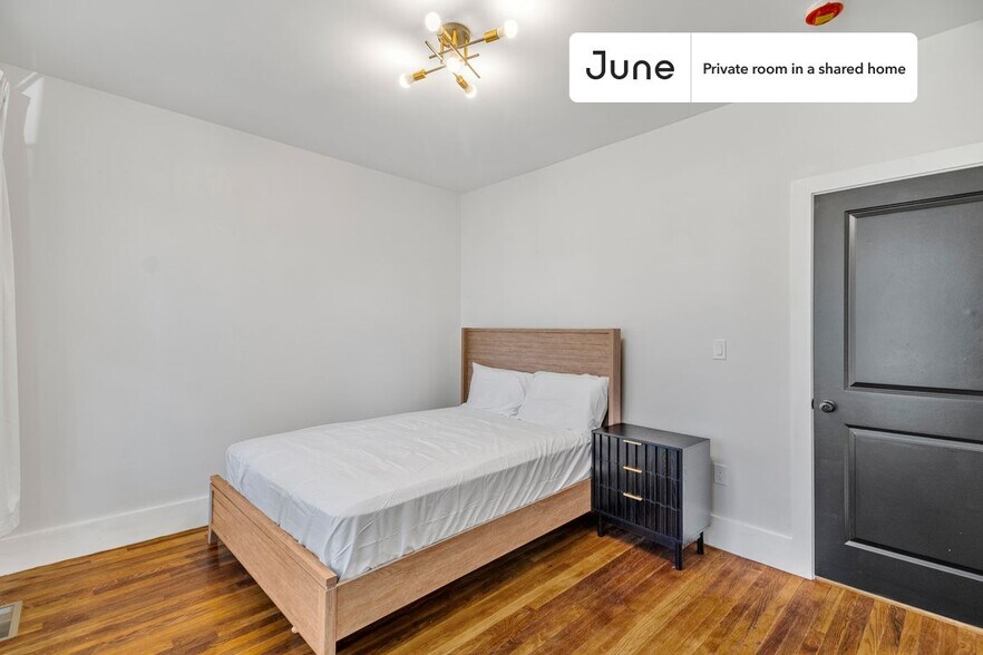 Building Photo - Room in Shared 5 bed/2 bath home in Roxbury