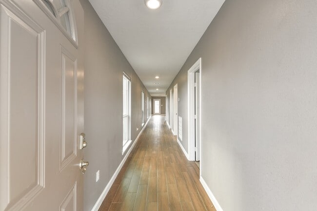 Building Photo - 1210 Airline N