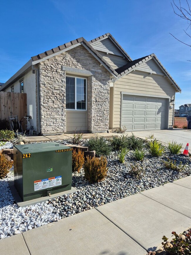 Building Photo - New 3 Bedroom 2 Bathroom Home