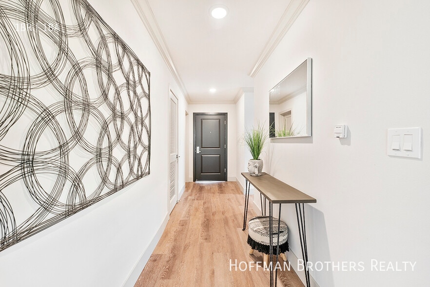 Building Photo - 821 3rd St