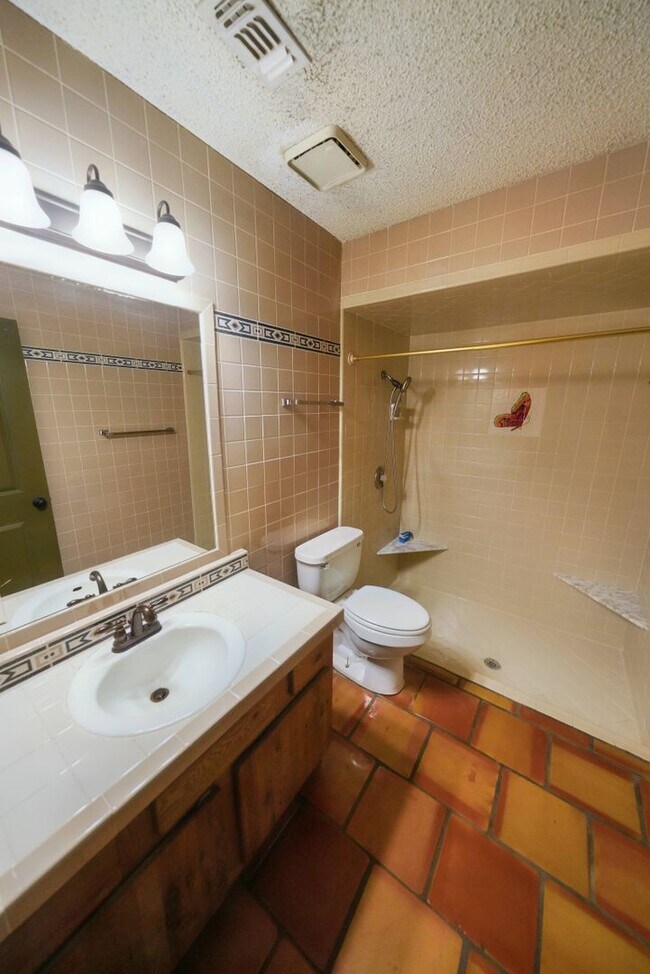 Building Photo - Charming and Centrally Located Home Now Available with Inground Pool. Realtor Commmission:$750