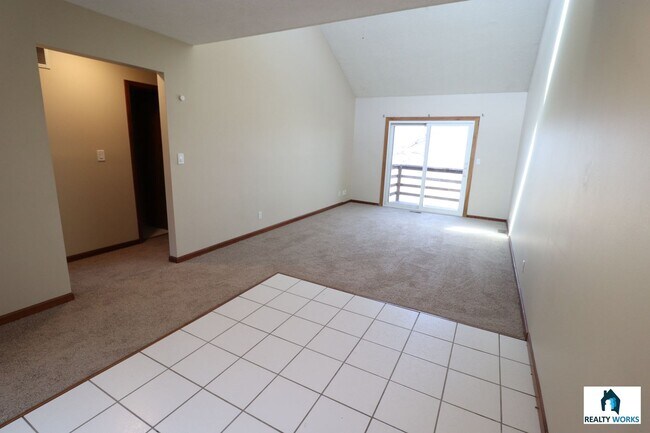 Building Photo - Beautiful 3 Bedroom Townhome