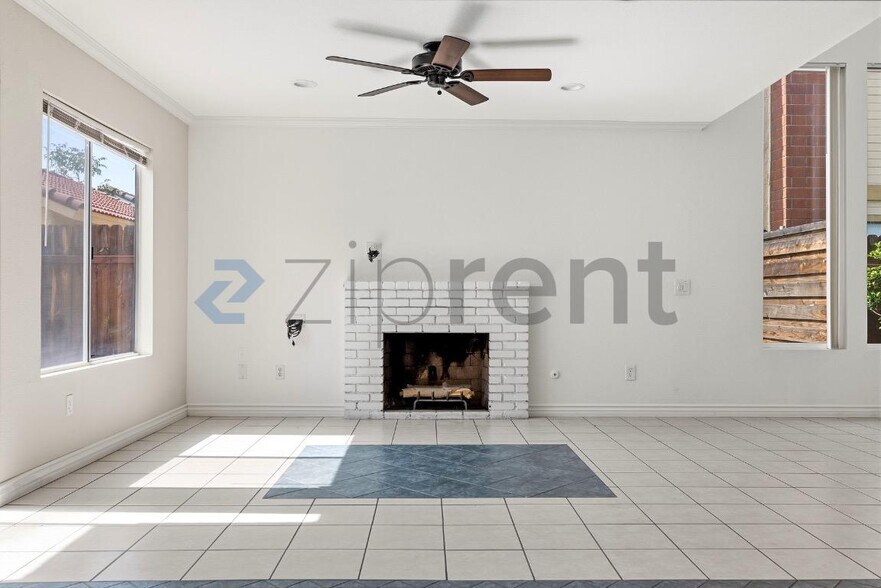 Building Photo - 23913 Parkland Ave