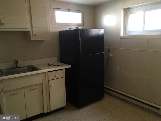 Building Photo - 129 E High St