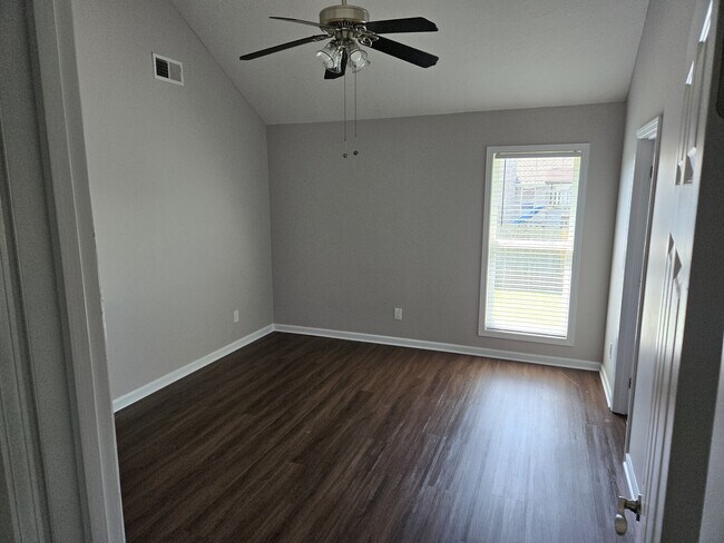 Building Photo - 110 Livingston Cove