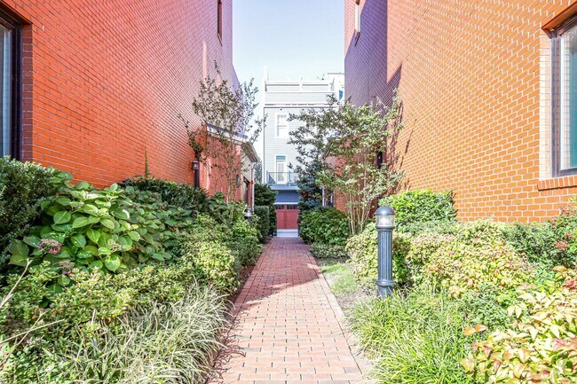 Building Photo - Updated 3br/2.5ba Condo Townhome Alexandria Walk to Metro