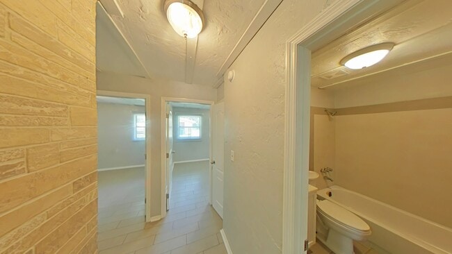 Building Photo - Lovely 2/1 - Convenient Location