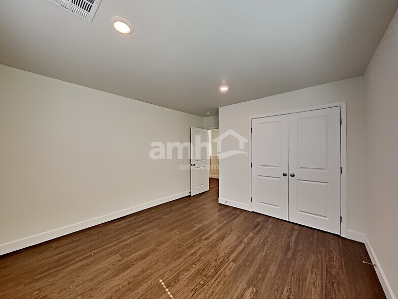 Building Photo - 1525 Garden Swing Ave