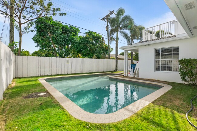 Building Photo - 240 Santa Lucia Dr