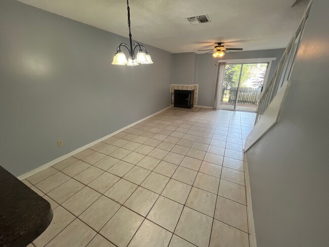 Building Photo - For Rent-2-bedroom, 2.5-bathroom located in the vibrant community of Tampa